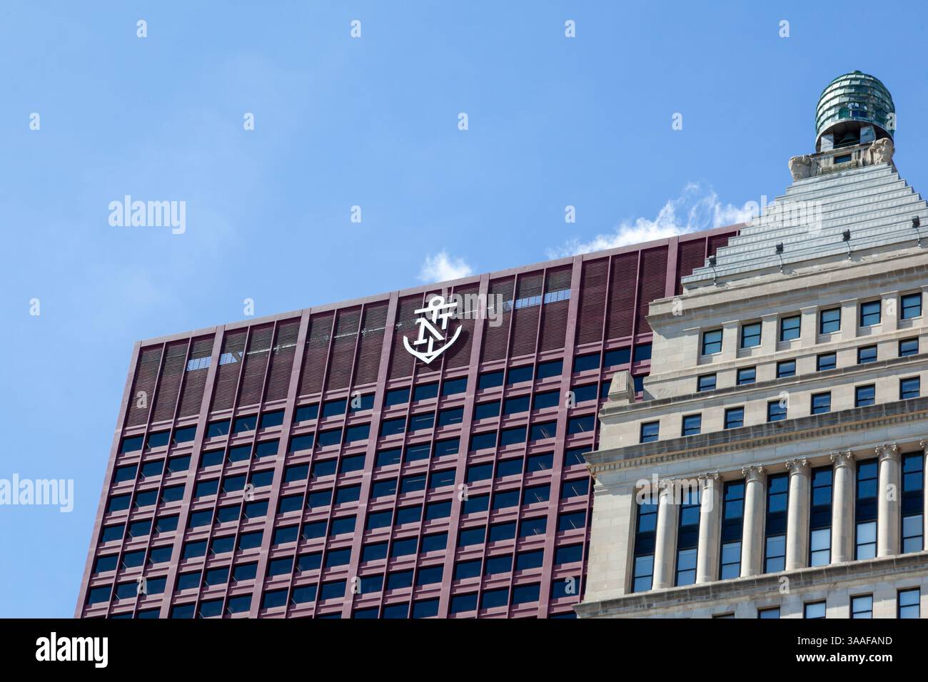 Chicago, Illinois, États-Unis - 28 mars 2022 : logo Northern Trust sur leur immeuble de bureaux (célèbre gratte-ciel « Big Red ») à Chicago. Banque D'Images