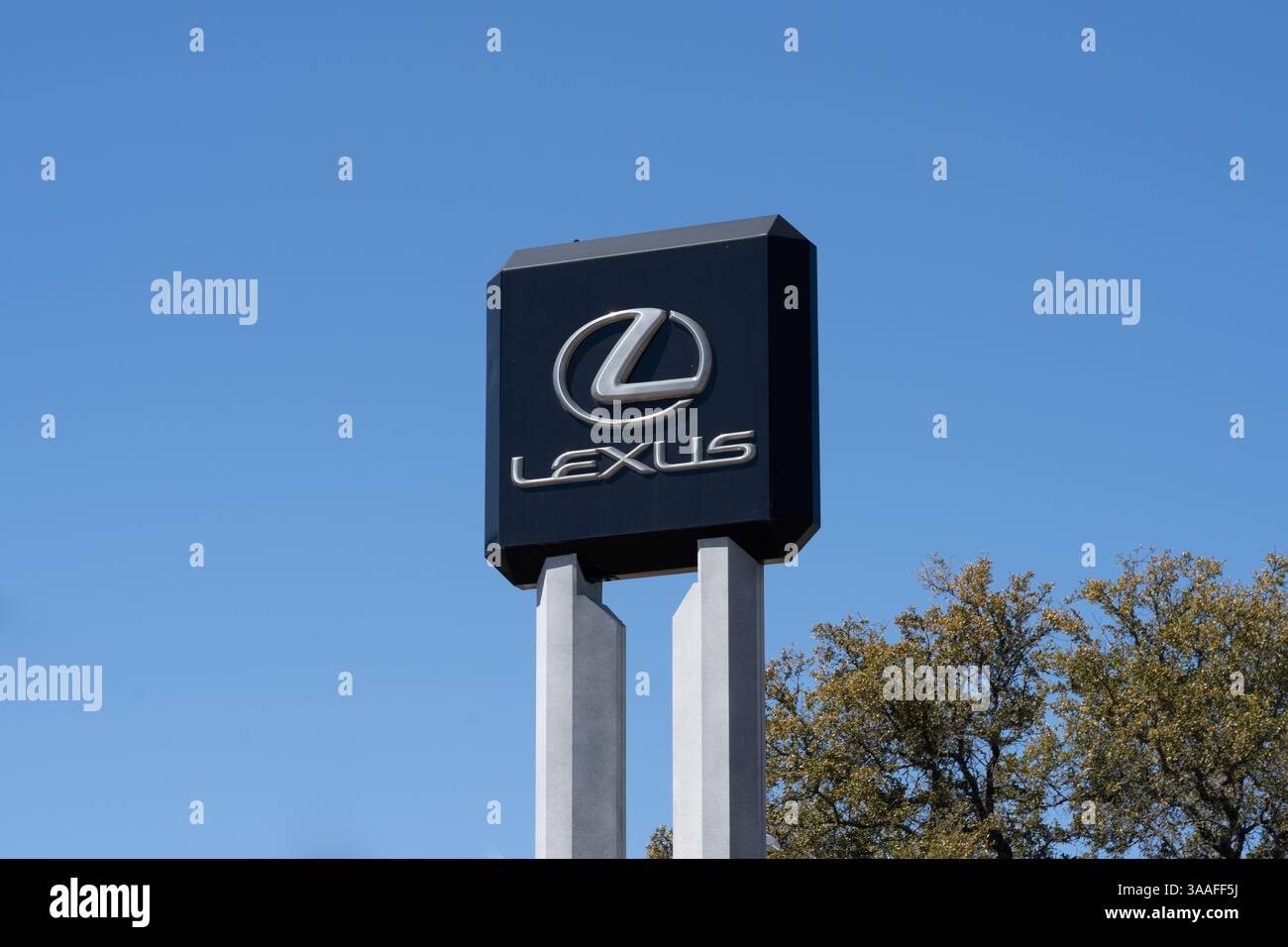 Austin, TX, USA - 18 mars 2022 : un panneau de pôle Lexus avec un ciel bleu en arrière-plan est montré. Banque D'Images Austin, TX, USA - 18 mars 2022 : un panneau de pôle Lexus avec un ciel bleu en arrière-plan est montré. Banque D'Images