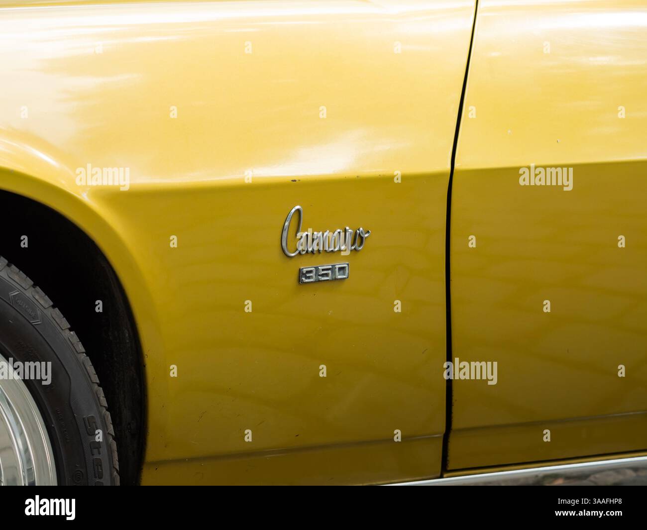 Logo Chevrolet Camaro 350 sur le côté gros plan. L'oldtimer américain américain est peint dans la couleur placer Gold. Détail du nom de la voiture. Banque D'Images