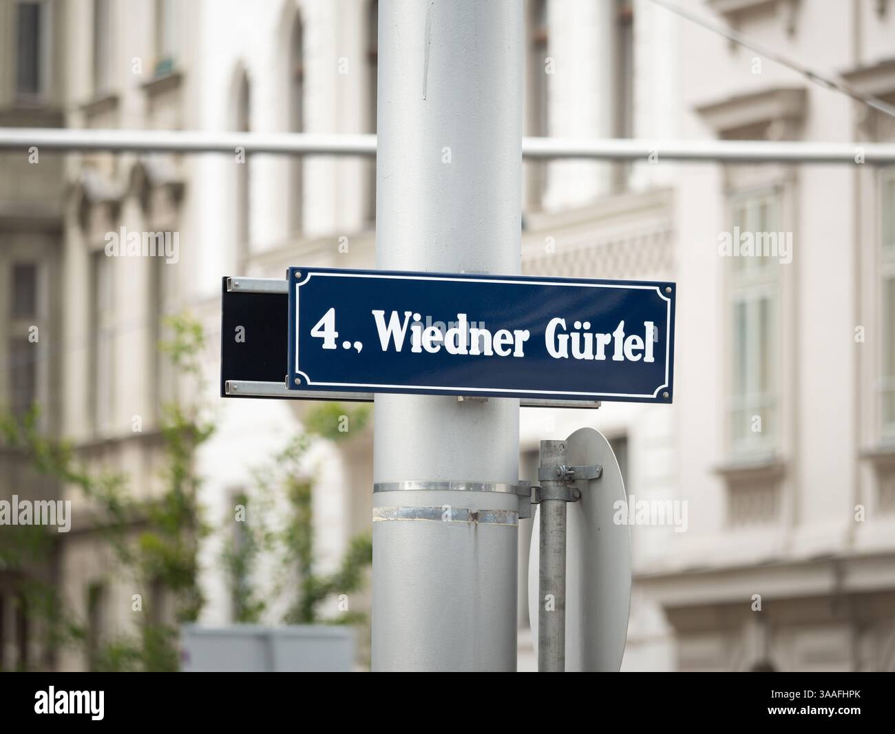 4., Wiedner Gürtel signe sur un poste à Vienne, Autriche. Nom de rue sur une plaque bleue utilisée pour le guidage et la navigation. Infrastructure urbaine importante. Banque D'Images