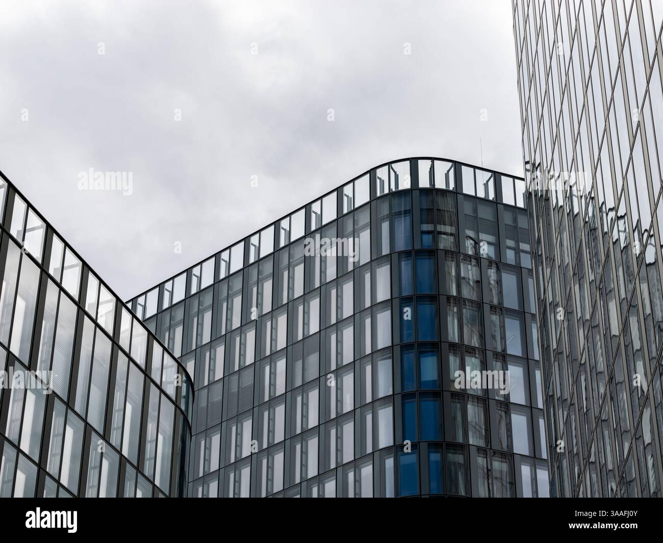 Nettoyer les façades des immeubles de bureaux. Gratte-ciel modernes dans le centre-ville d'une ville en Europe. Architecture commerciale et clairsemée avec beaucoup d'espace. Banque D'Images