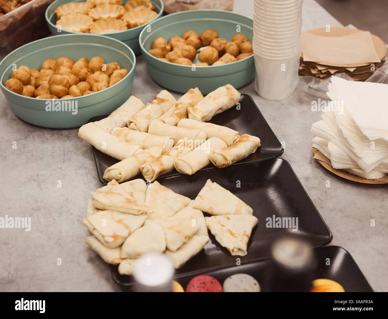 Une variété d'en-cas assortis magnifiquement disposés sur une table de service pour le plaisir de tout le monde Banque D'Images