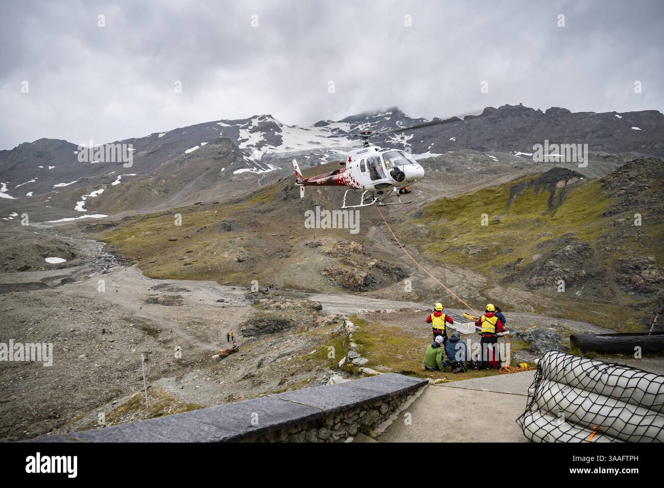 Opérations de sauvetage aérien en montagne, hélicoptère de sauvetage, Valais, Suisse, Europe Banque D'Images