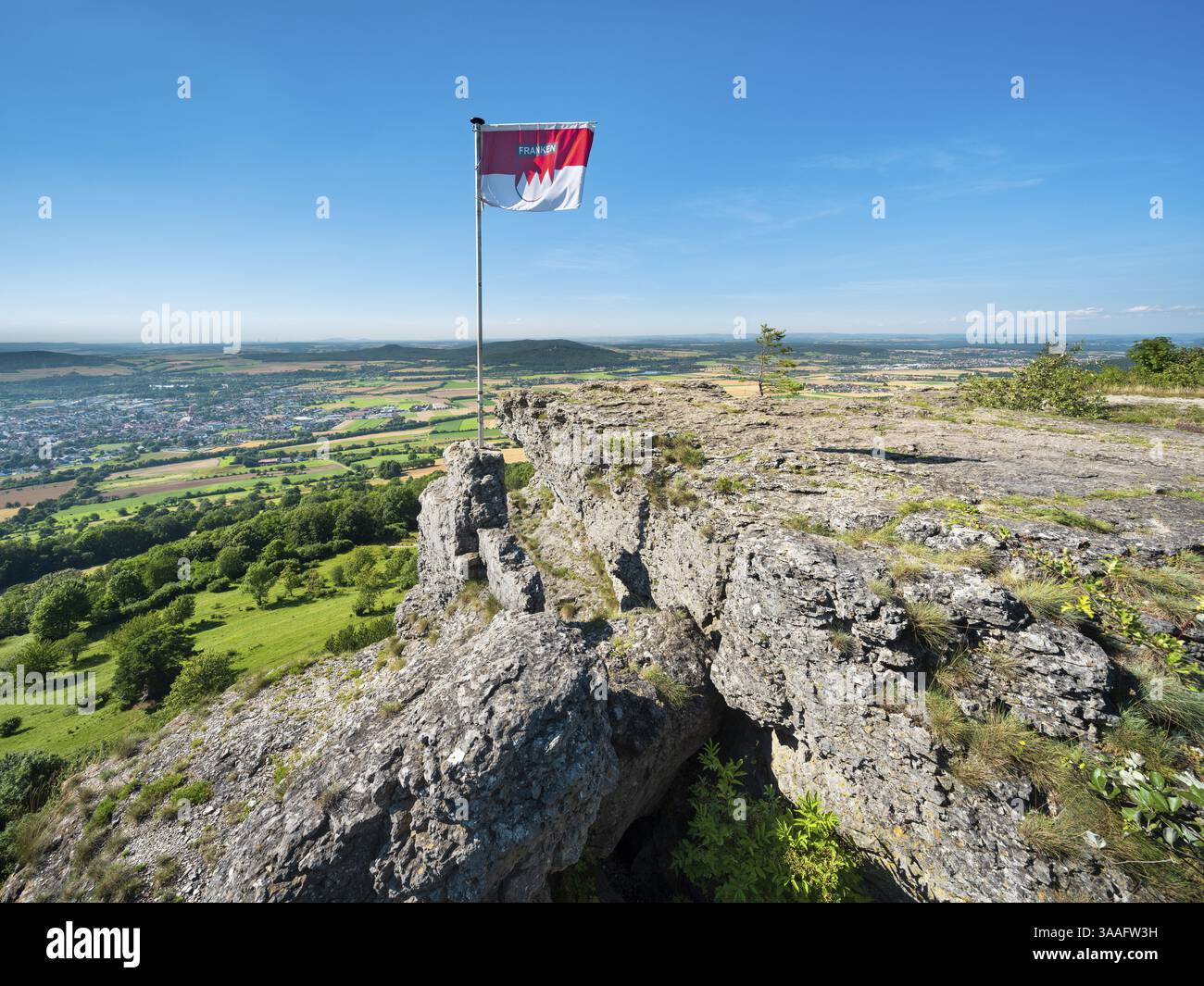 Vue de Staffelberg avec drapeau franconien, Bad Staffelstein, haute-Franconie, Suisse franconienne, Alb franconien, Bavière, Allemagne, Europe Banque D'Images