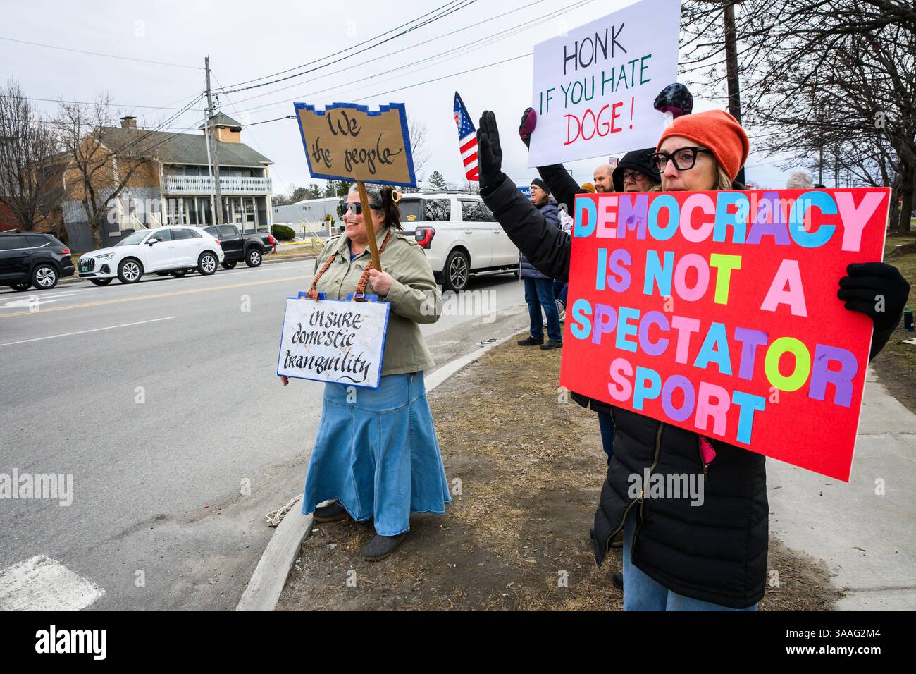 Des manifestants se tiennent le long de Shelburne Road à South Burlington, Vermont, près d'un deslership Tesla, pour protester contre les actions du PDG de Tesla, Elon Musk. Banque D'Images