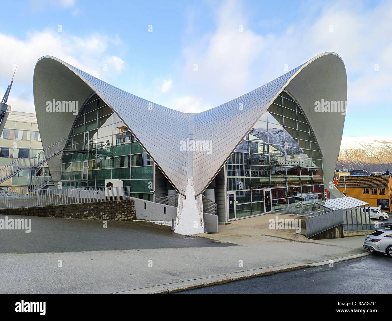 Un bâtiment moderne avec des façades en verre courbées comme une bibliothèque publique à Tromsoe, Norvège, Europe Banque D'Images