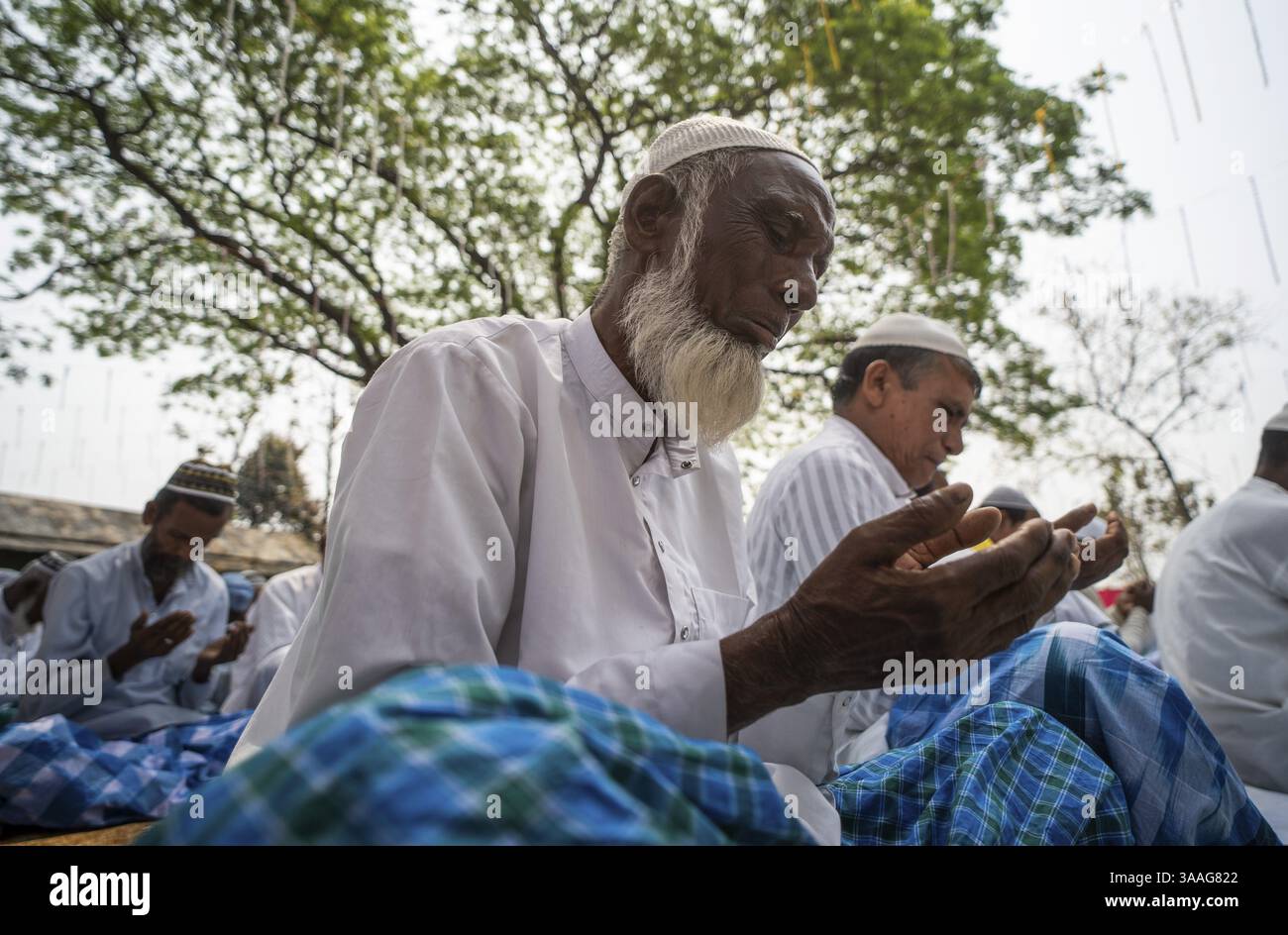 KAYAKUCHI, INDE - MARS 31 : les musulmans exécutent la prière de l'Aïd al-Fitr à Eidgah à Kayakuchi, Inde, le 31 mars 2025. Les musulmans du monde entier sont fêtés Banque D'Images