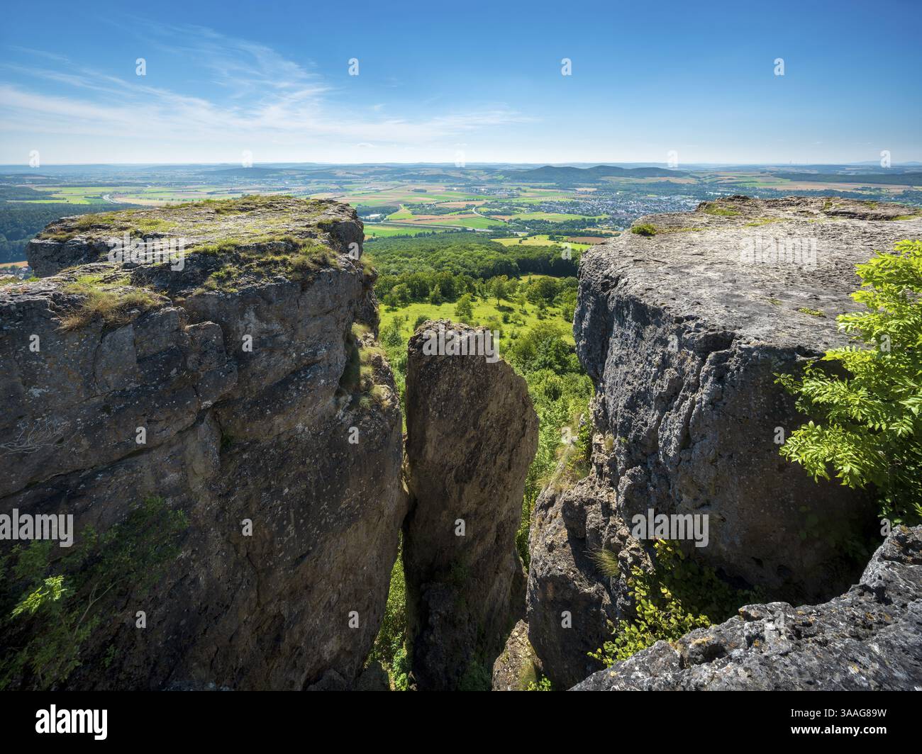 Vue de Staffelberg avec crevasse, Bad Staffelstein, haute-Franconie, Suisse franconienne, Alb franconienne, Bavière, Allemagne, Europe Banque D'Images