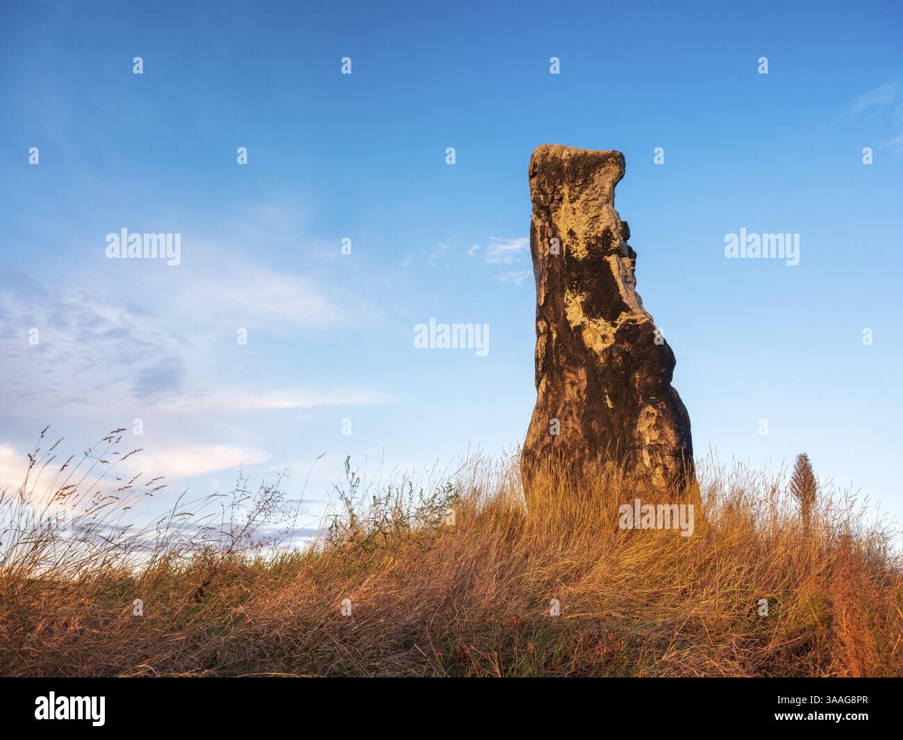 La jeune fille de pierre dans la lumière du soir, Doelauer Jungfrau, deuxième plus grand menhir en Europe centrale, Halle (Saale), Saxe-Anhalt, Allemagne, Europe Banque D'Images