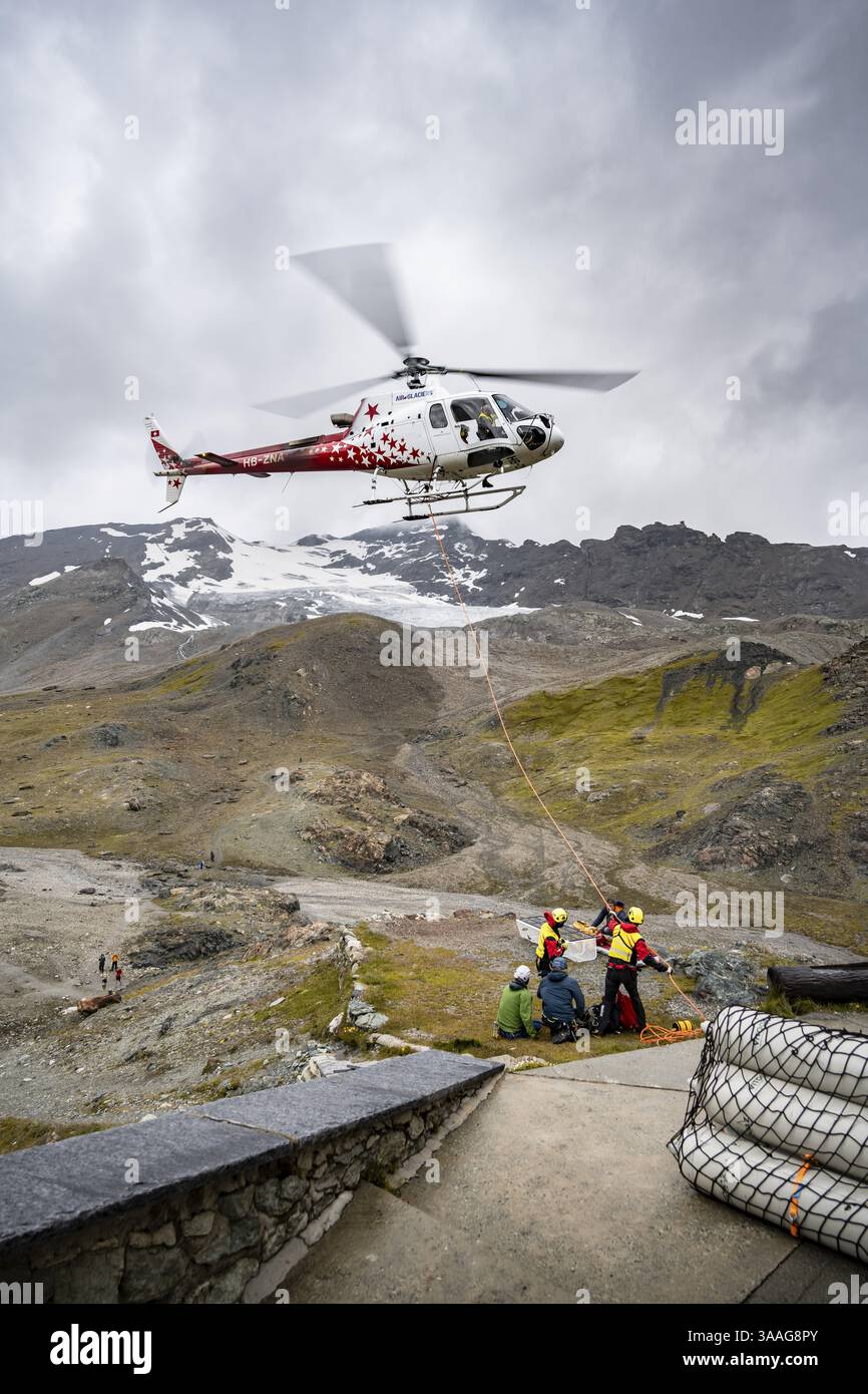 Opérations de sauvetage aérien en montagne, hélicoptère de sauvetage, Valais, Suisse, Europe Banque D'Images
