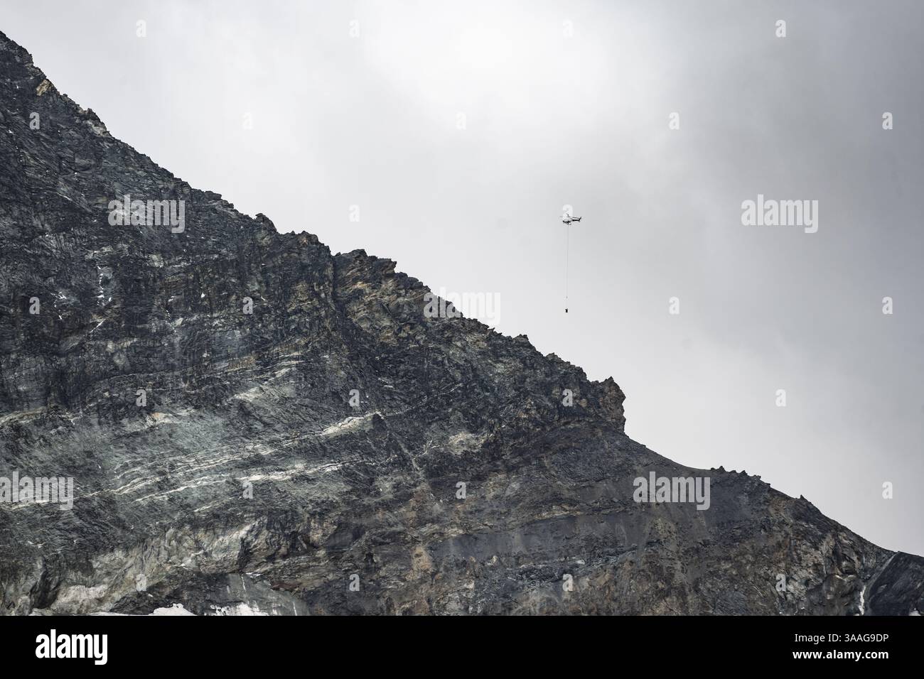 Opérations de sauvetage aérien en montagne, hélicoptère de sauvetage, Valais, Suisse, Europe Banque D'Images