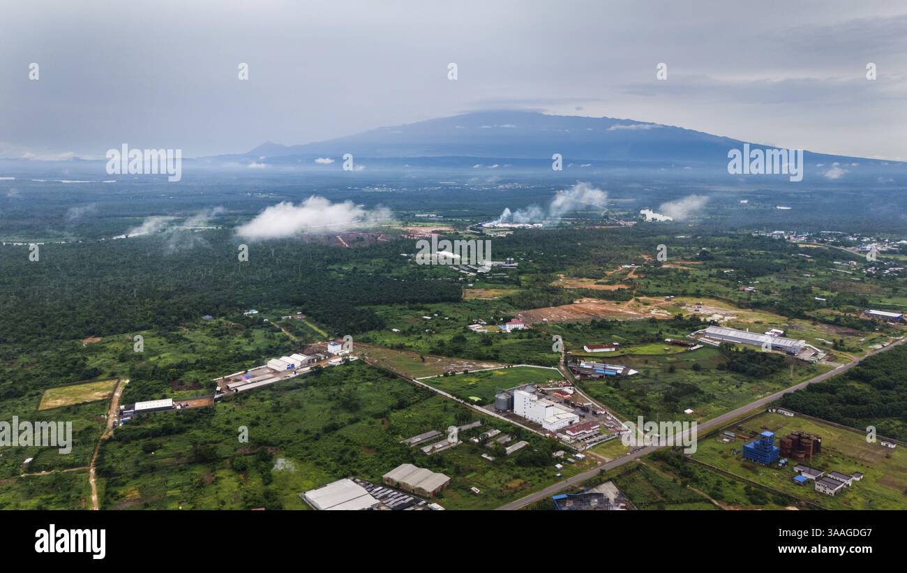 Vue aérienne, développement industriel devant le Mont Cameroun, Parc National du Cameroun, Douala, Cameroun, Afrique Banque D'Images