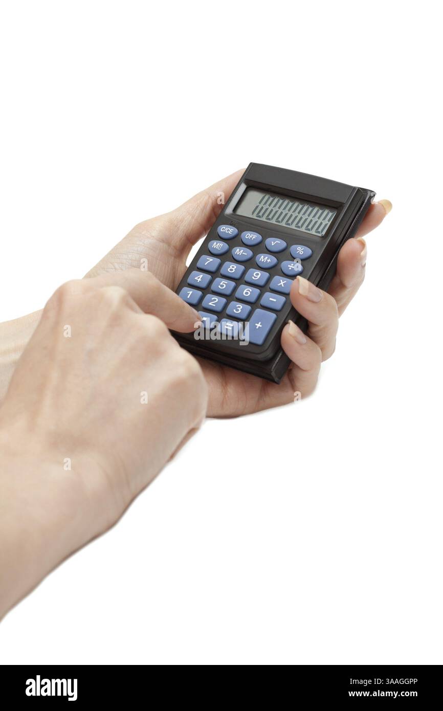 Calculatrice en main féminine isolée sur fond blanc Banque D'Images