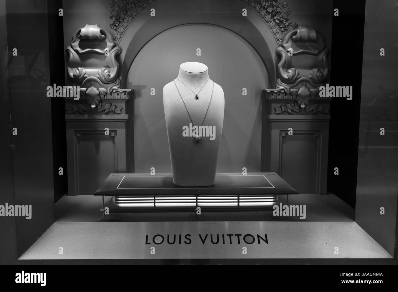 New York City, États-Unis - 25 mars 2024 : logo de la marque Louis Vuitton à l'affichage du magasin avec des bijoux à Manhattan NY Banque D'Images