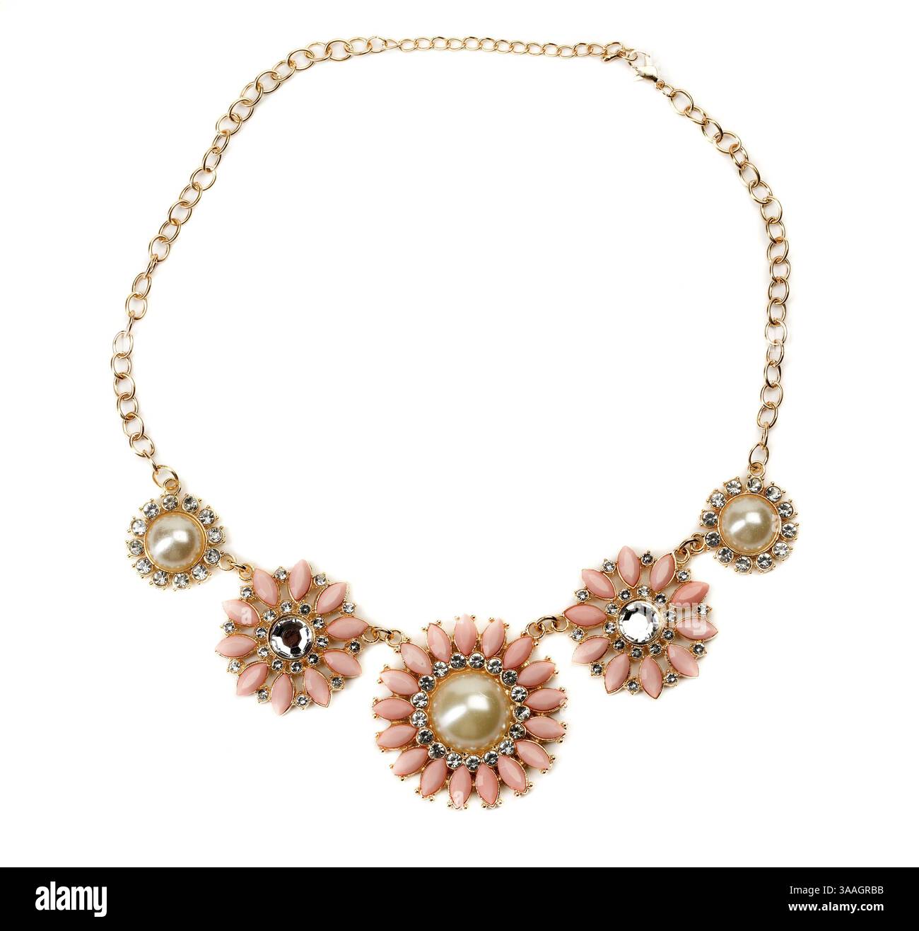 Collier avec pierres roses sur une chaîne en or. Isoler sur blanc Banque D'Images