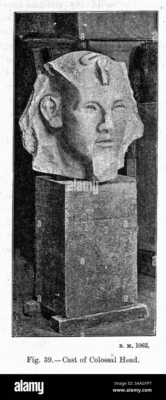 Fonte de colossal Head. Du livre gravé dans la roche : ou, l'exactitude historique de la Bible confirmée par référence aux monuments assyriens et égyptiens au British Museum et ailleurs par Kinns, Samuel, 1826-1903 date de publication 1891 Banque D'Images