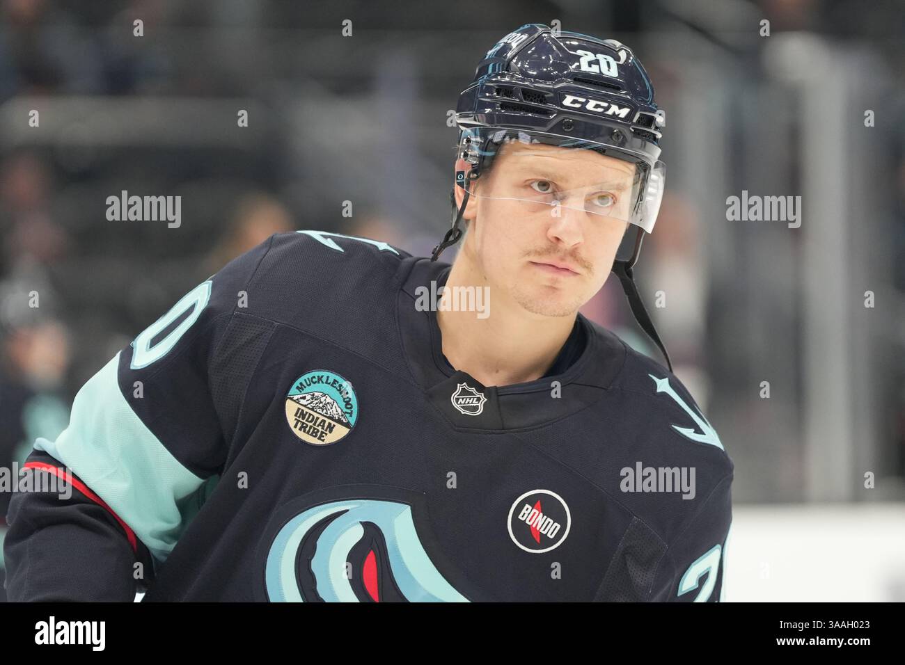 Seattle, Washington, États-Unis. 31 mars 2025. L’aile droite des Seattle Kraken Eeli Tolvanen (20 ans) regarde avant un match de la LNH contre les Stars de Dallas au Climate Pledge Arena à Seattle, Washington, le 31 mars 2025. (Crédit photo Nate Koppelman/Alamy Live News) Banque D'Images