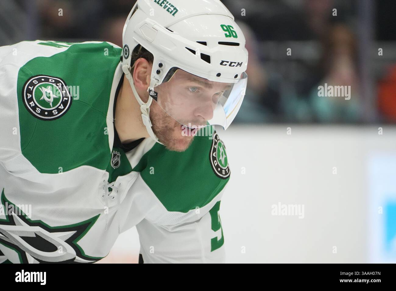 Seattle, Washington, États-Unis. 31 mars 2025. Mikko Rantanen (96), l’aile droite des Stars de Dallas, s’aligne pour un affrontement lors de la deuxième période d’un match de la LNH contre les Kraken de Seattle au Climate Pledge Arena de Seattle, Washington, le 31 mars 2025. (Crédit photo Nate Koppelman/Alamy Live News) Banque D'Images