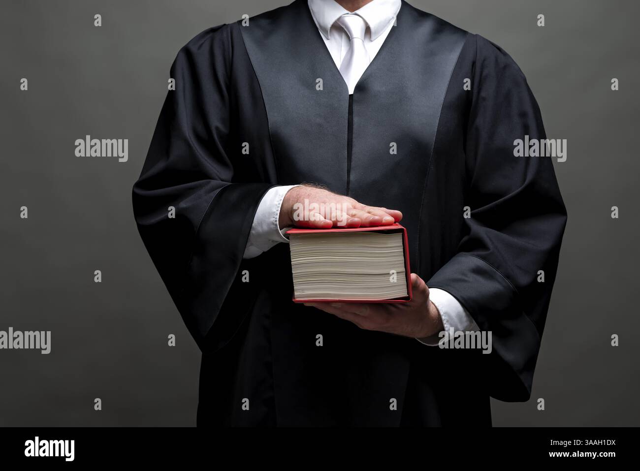 Avocat allemand avec robe noire classique, cravate blanche et livre Banque D'Images