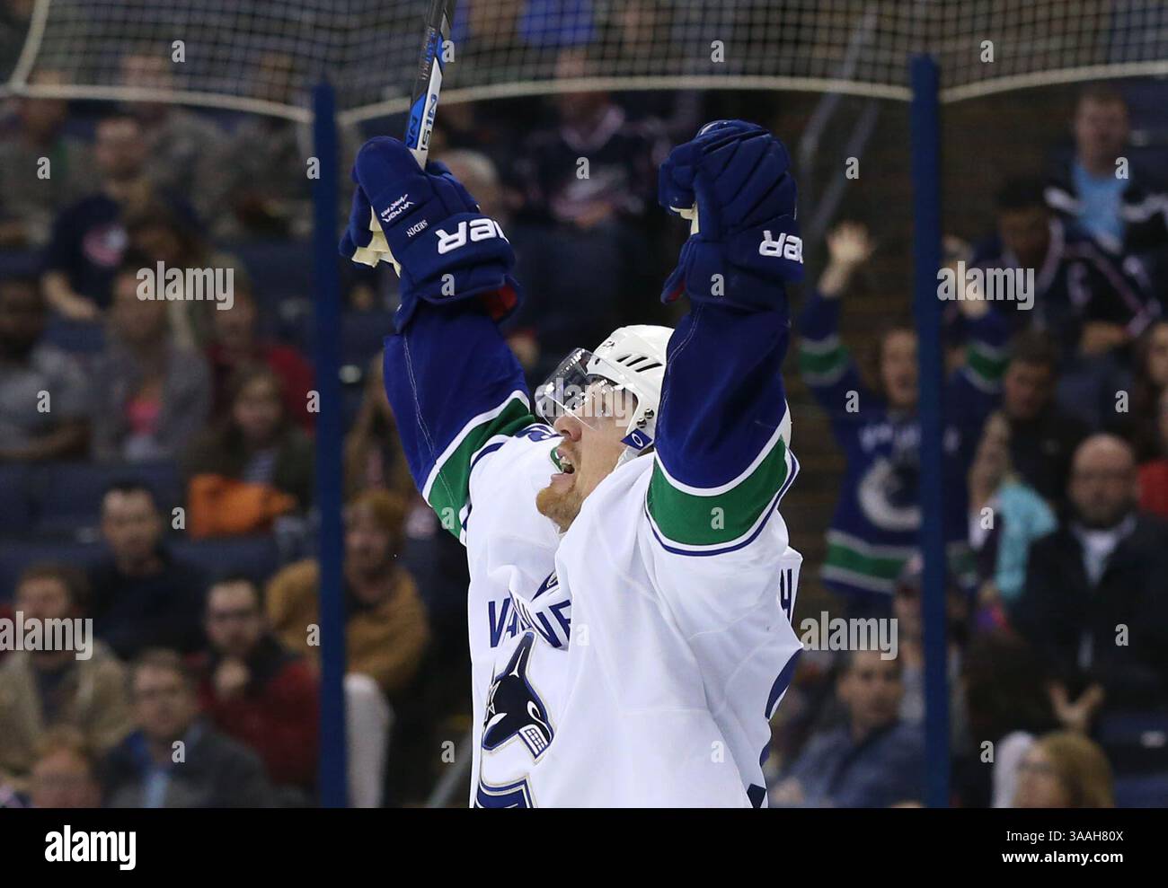 10 novembre 2015 - Columbus, Ohio, É.-U. - le centre des Canucks de Vancouver Henrik Sedin (33) réagit à la marque d'un but en troisième période lors d'un match de la LNH entre les Canucks de Vancouver et les Blue Jackets de Columbus au Nationwide Arena. Les Canucks ont battu les Blue Jackets 5-3. (Crédit image : © Aaron Doster/CSM via ZUMA Wire) Banque D'Images