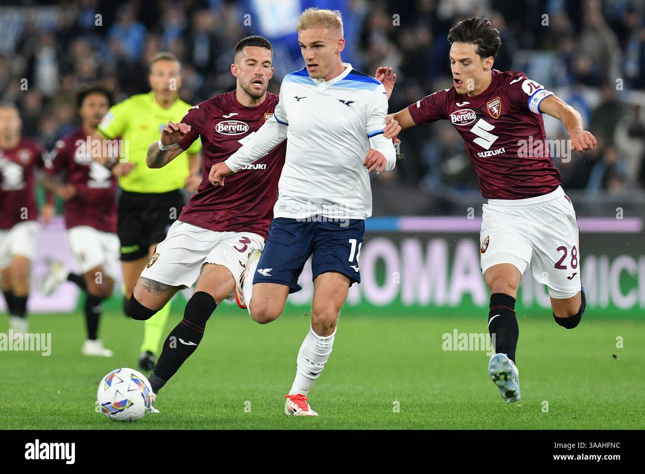 Rome, Italie. 31 mars 2025. Cristiano Biraghi de Turin (l), Gustav Isaksen de SS Lazio (C) et Samuele Ricci de Turin (R) vus en action lors du match de Serie A entre SS Lazio et Turin au stade olympique. Score final ; SS Lazio 1 : 1 Torino crédit : SOPA images Limited/Alamy Live News Banque D'Images