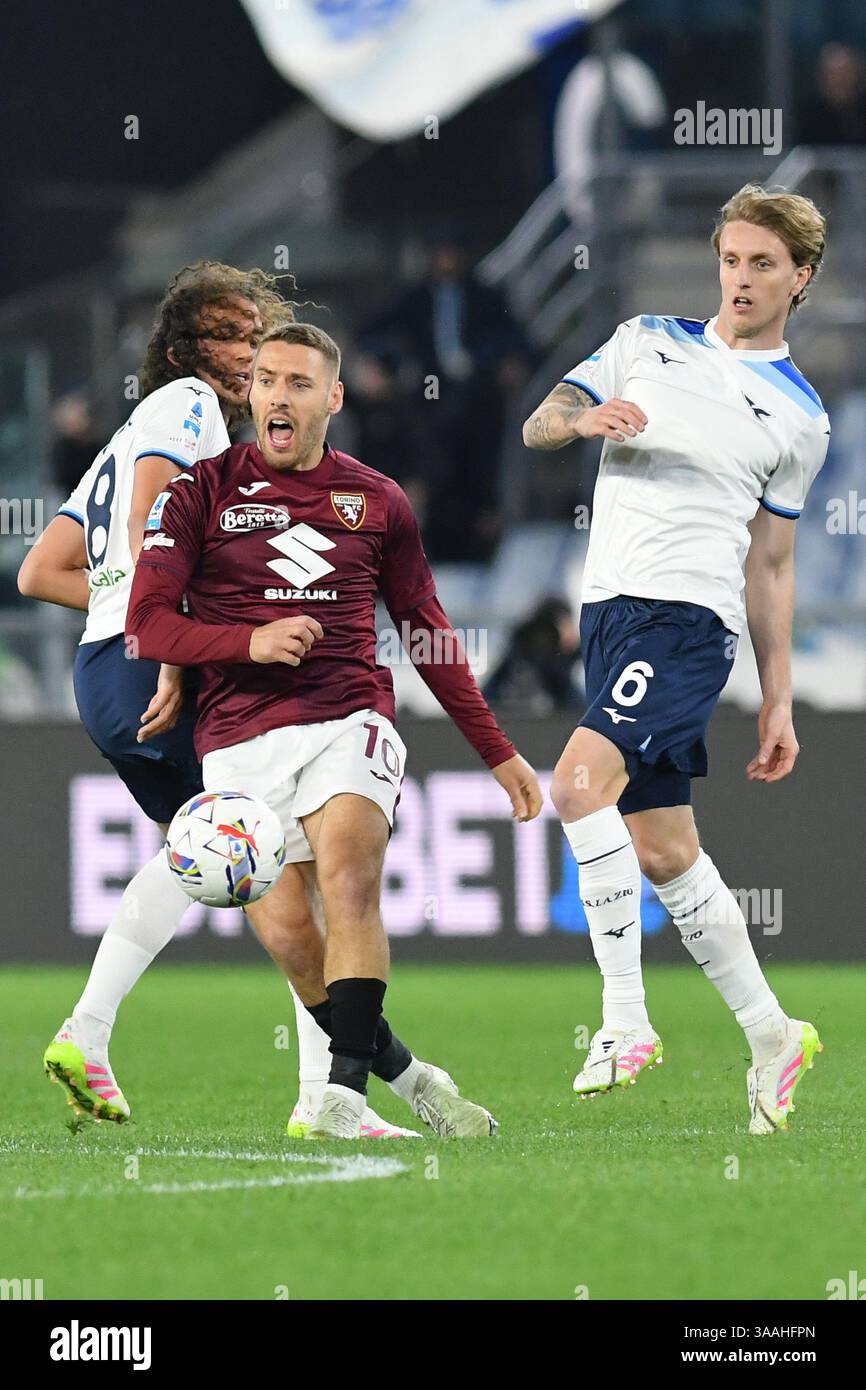 Rome, Italie. 31 mars 2025. Matteo Guendouzi de SS Lazio (l), Nikola Vlasic de Turin (C) et Nicolo Rovella de SS Lazio (R) vus en action lors du match de Serie A entre SS Lazio et Turin au stade olympique. Score final ; SS Lazio 1 : 1 Torino crédit : SOPA images Limited/Alamy Live News Banque D'Images