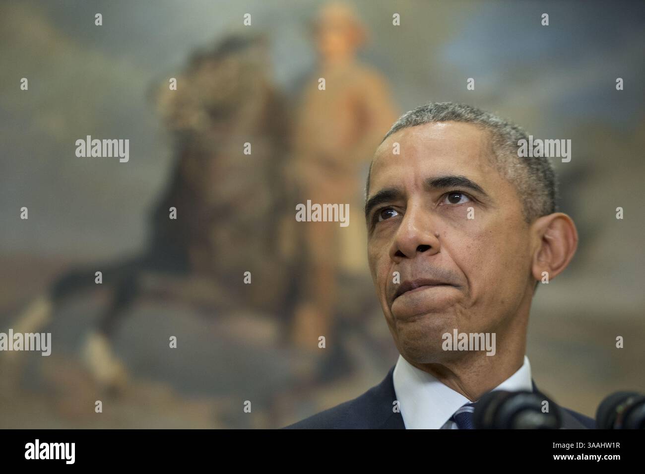 6 novembre 2015 - Washington, District of Columbia, États-Unis- le président américain BARACK OBAMA prononce une déclaration sur le pipeline Keystone XL, devant un tableau de Theodore Roosevelt dans la salle Roosevelt de la Maison Blanche. Obama a rejeté le pipeline Keystone XL en invoquant le changement climatique après un examen de plusieurs années de l'impact économique et environnemental potentiel du projet. (Crédit image : © Michael Reynolds/CNP/Pool via ZUMA Wire) Banque D'Images