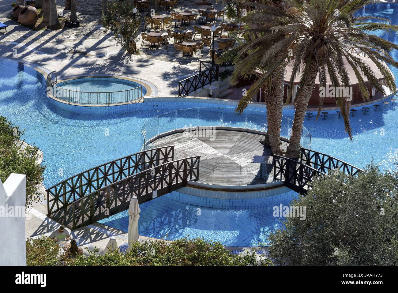 Hôtel vide avec piscine au début de la saison des fêtes à Chypre Banque D'Images