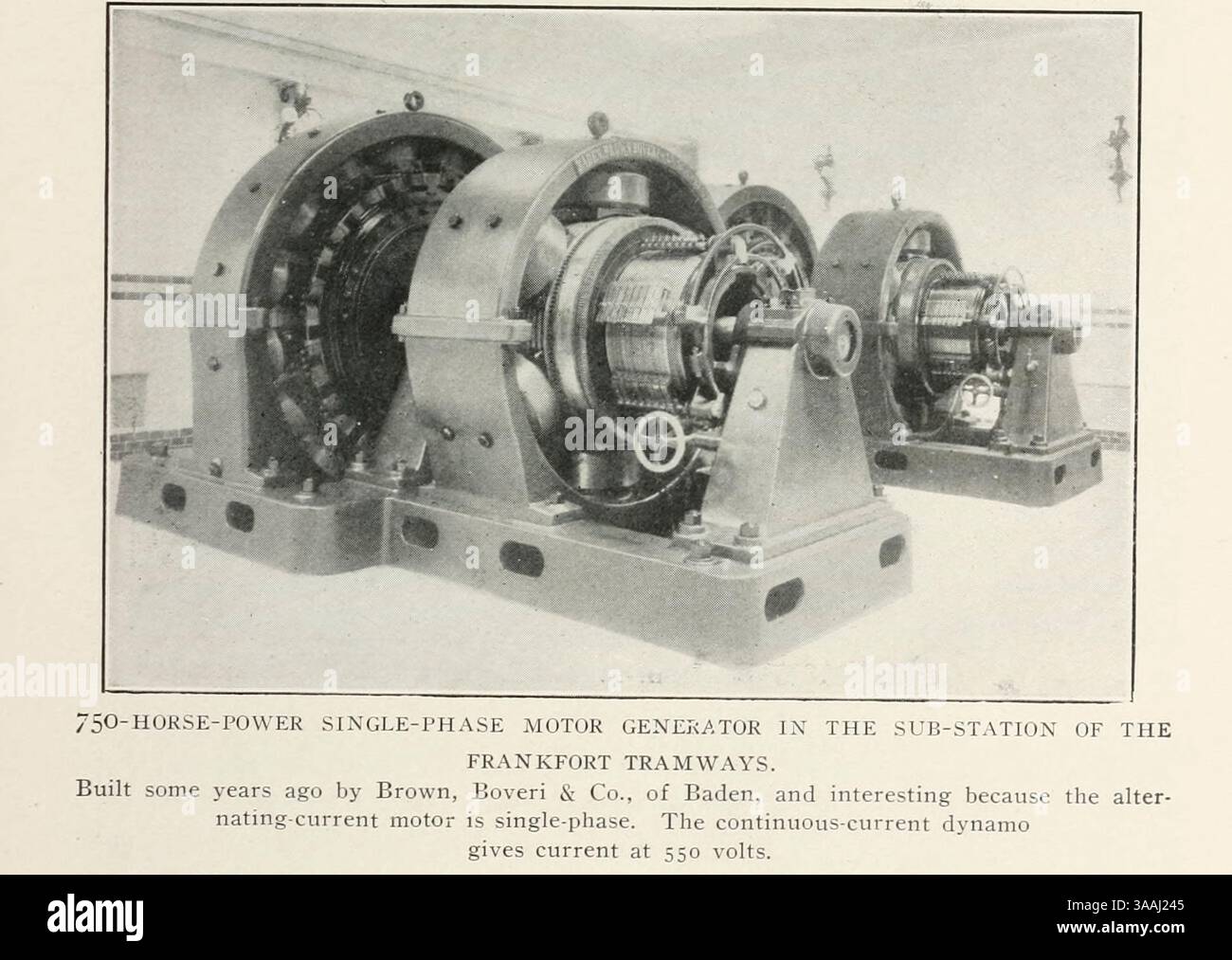 MOTEUR-ALTERNATEUR MONOPHASÉ DE 750 CHEVAUX DANS LA SOUS-STATION DES TRAMWAYS DE FRANKFORT. Construit il y a quelques années par Brown, Boveri & Co, de Baden à partir de l'article LE FONCTIONNEMENT DU CONVERTISSEUR ROTATIF. Par David B. Rushmore. Tiré de l'Engineering Magazine consacré au progrès industriel volume XXII 1901-1902 The Engineering Magazine Co Banque D'Images