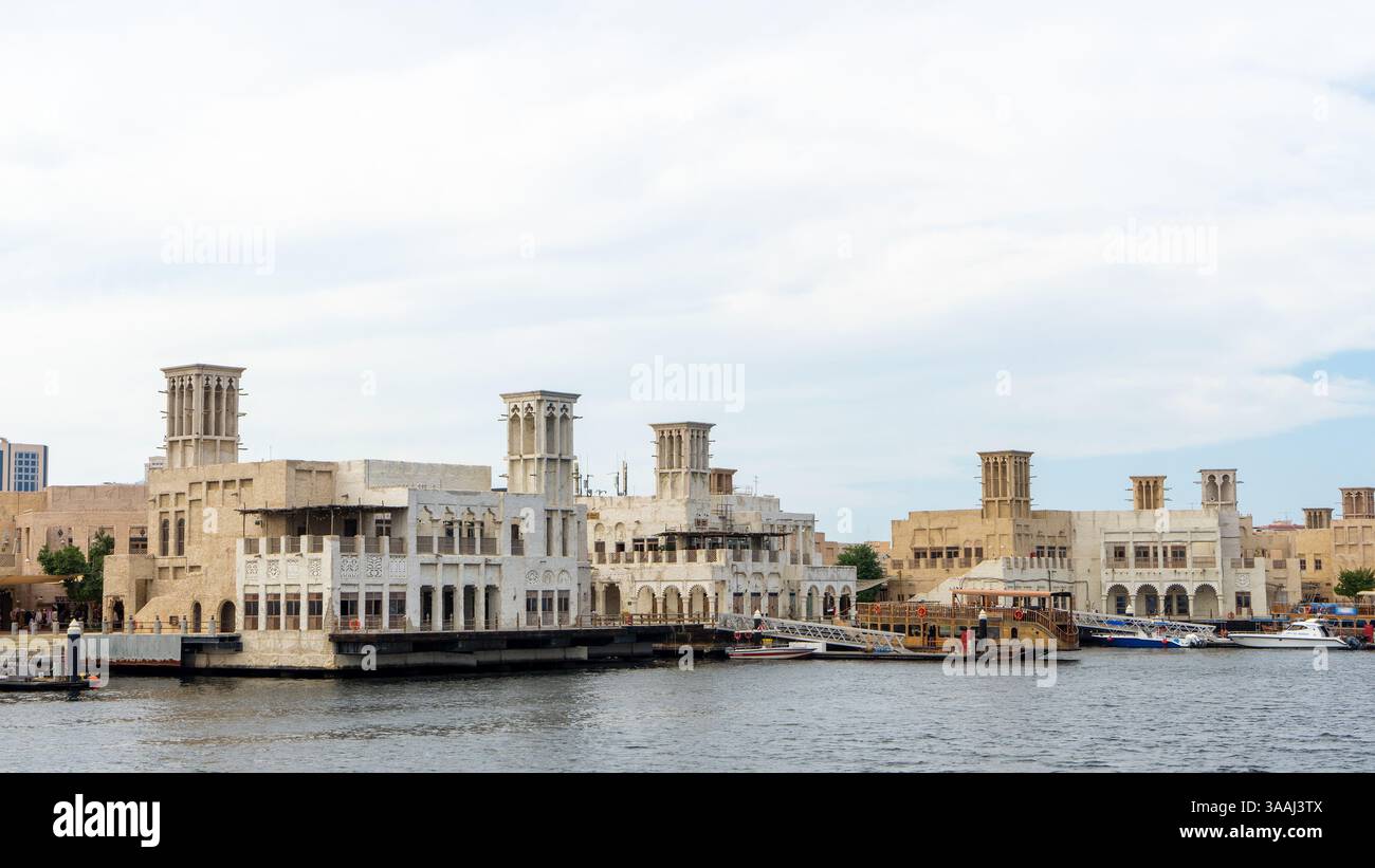 Rue de Dubaï vieille ville ou ville ou vieux village Al Seef Khor dans le quartier Al Fahidi, Émirats arabes Unis. Promenade au bord de l'eau le long de la rive de Dubaï Banque D'Images