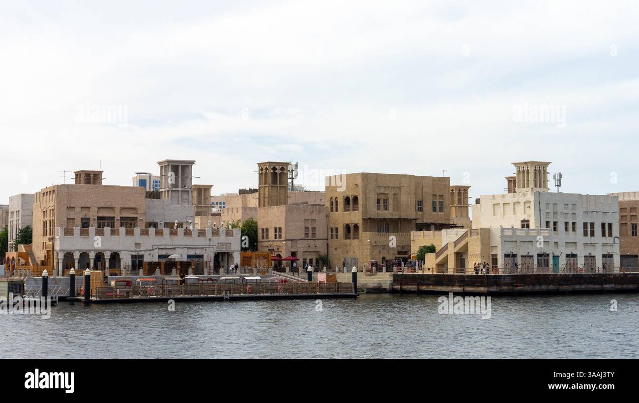Rue de Dubaï vieille ville ou ville ou vieux village Al Seef Khor dans le quartier Al Fahidi, Émirats arabes Unis. Promenade au bord de l'eau le long de la rive de Dubaï Banque D'Images