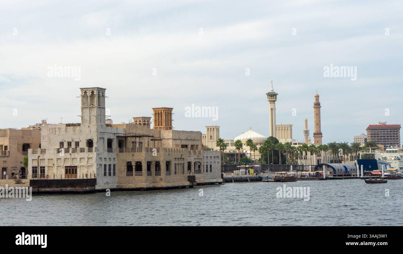 Rue de Dubaï vieille ville ou ville ou vieux village Al Seef Khor dans le quartier Al Fahidi, Émirats arabes Unis. Promenade au bord de l'eau le long de la rive de Dubaï Banque D'Images