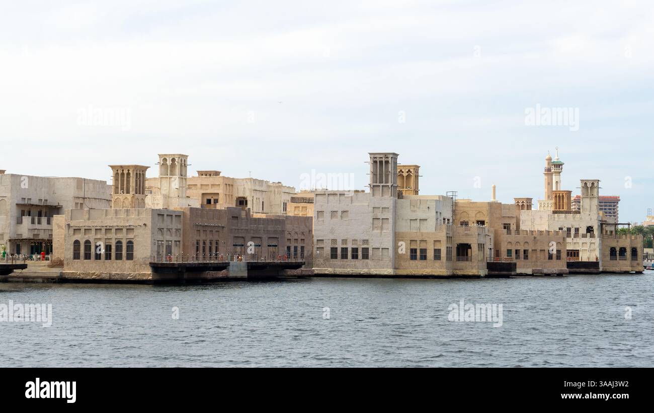 Rue de Dubaï vieille ville ou ville ou vieux village Al Seef Khor dans le quartier Al Fahidi, Émirats arabes Unis. Promenade au bord de l'eau le long de la rive de Dubaï Banque D'Images
