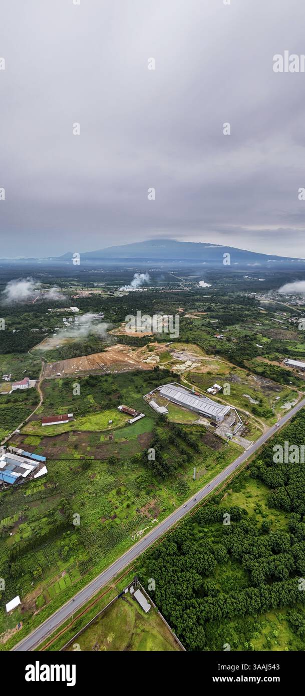 Vue aérienne, développement industriel devant le Mont Cameroun, Parc National du Cameroun, Douala, Cameroun, Afrique Banque D'Images
