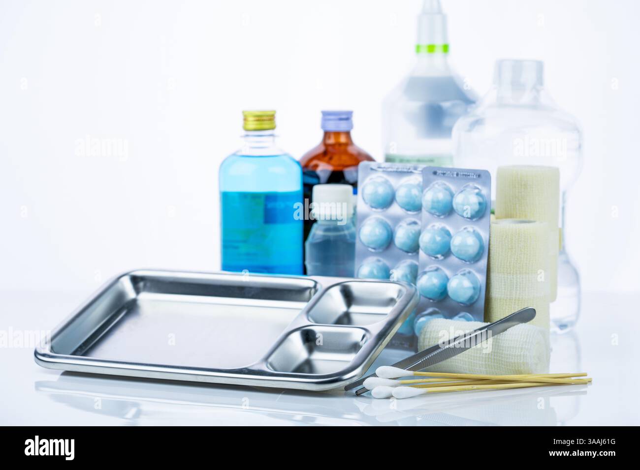 EQUIPEMENT médical pour le traitement des infections. Ensemble de pansements pour le soin des plaies Fournitures médicales pour infirmières. Bandage conforme, pince, bâton de coton, alcool. Banque D'Images