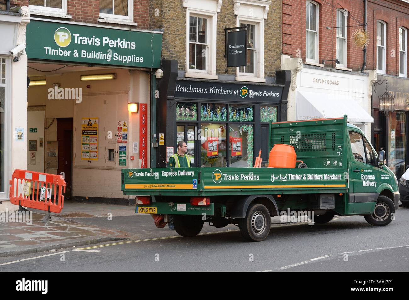Photo du dossier datée du 01/02/18 d'une vue de la signalétique Travis Perkins à Pimlico, Londres. Travis Perkins a révélé une baisse des ventes et des bénéfices, car la baisse des prix et la baisse de la demande ont eu un impact sur les activités marchandes de ses constructeurs. Date d'émission : mardi 1er avril 2025. Banque D'Images