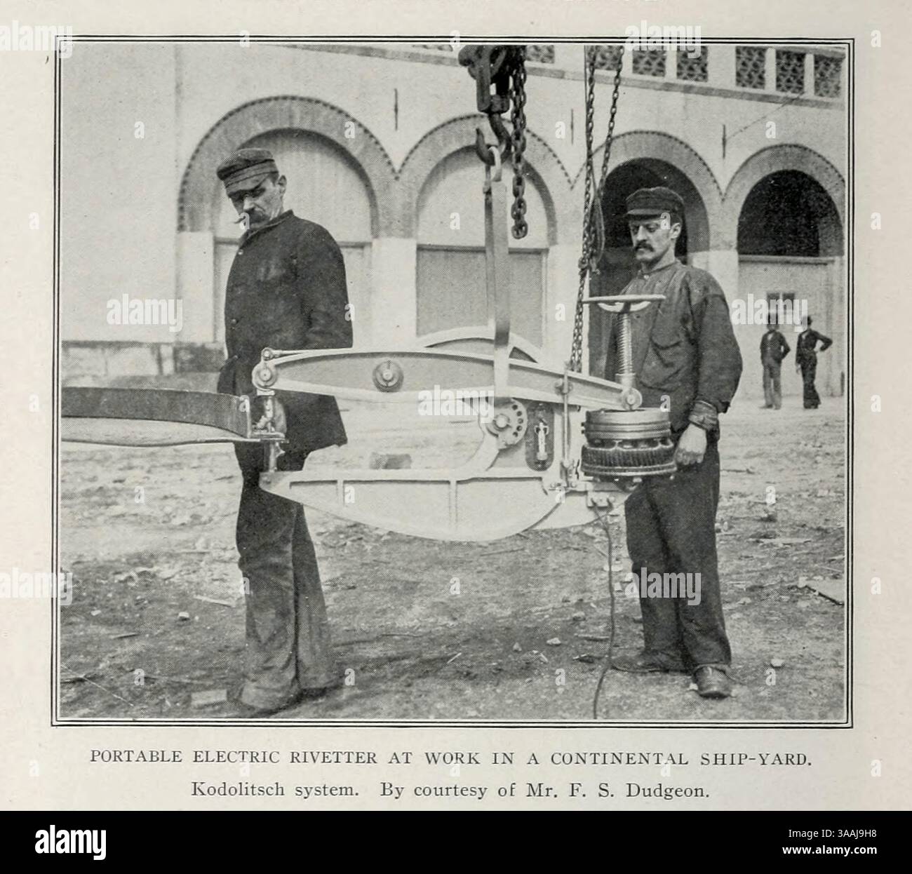 RIVETTER ELECTRIQUE PORTABLE AU TRAVAIL DANS UN CHANTIER NAVAL CONTINENTAL. Système Kodolitsch. De l'article APPAREILS ÉLECTRIQUES DANS LES CHANTIERS DE CONSTRUCTION NAVALE. Par Sydney F. Walker. Tiré de l'Engineering Magazine consacré au progrès industriel volume XXII 1901-1902 The Engineering Magazine Co Banque D'Images