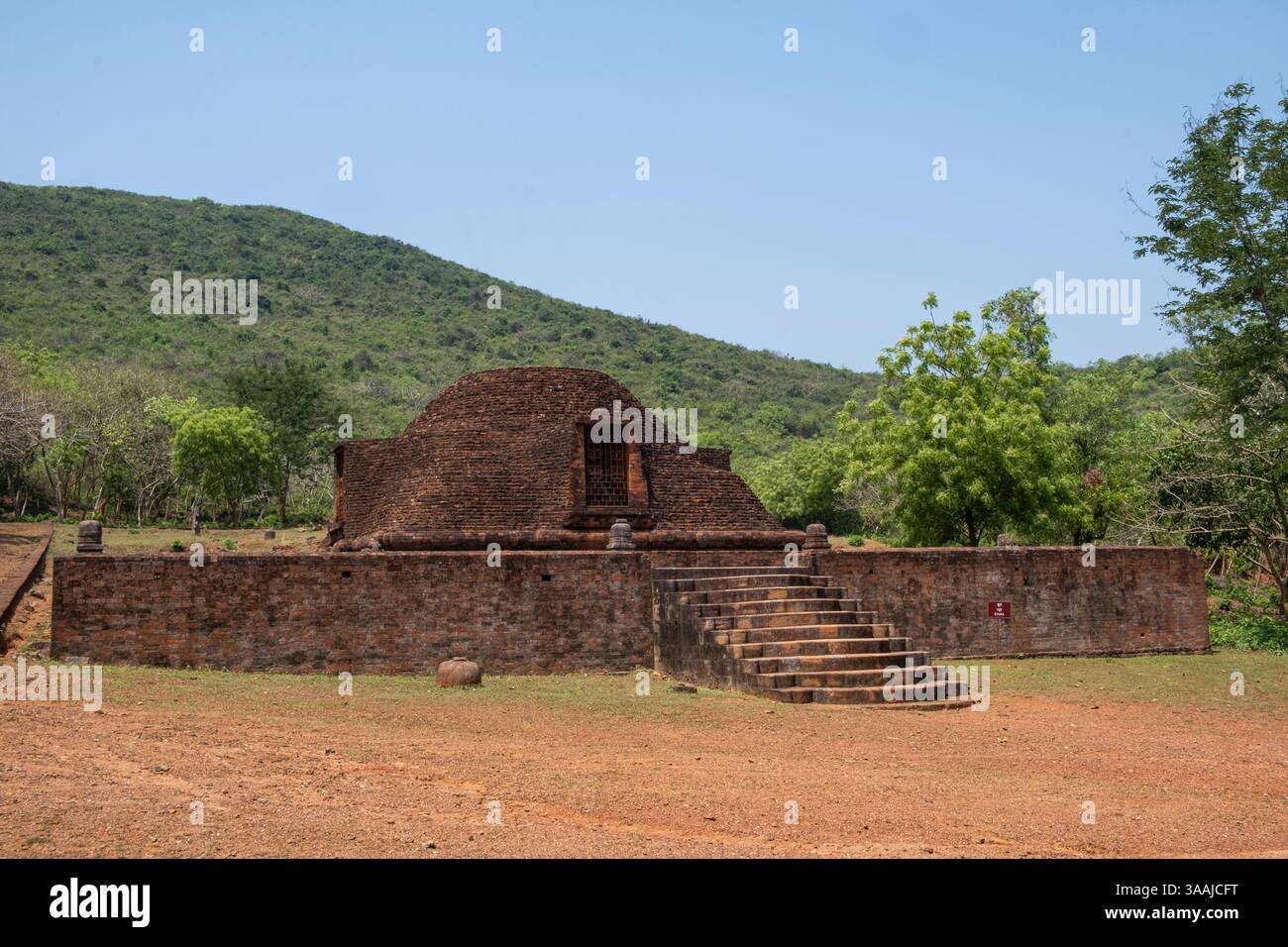 Le stupa principal qui mesure environ 7 mètres de haut avec quatre images de bouddhas dhyani fixées à ses quatre points cardinaux à l'arche Udayagiri Banque D'Images Le stupa principal qui mesure environ 7 mètres de haut avec quatre images de bouddhas dhyani fixées à ses quatre points cardinaux à l'arche Udayagiri Banque D'Images