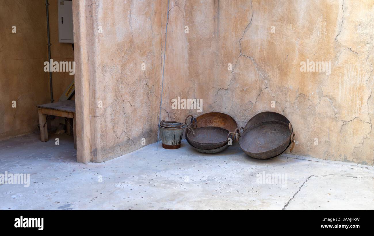 Vieilles chaudières, cuves, seaux et plats sur la rue de la vieille ville à Dubaï, Émirats arabes Unis. Banque D'Images