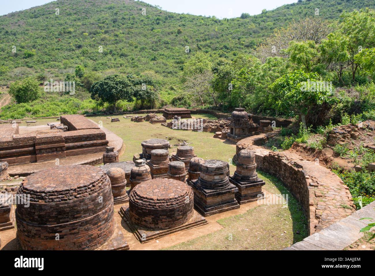 Deails of the Chaityagriha près du monastère 2 sur le site archéologique Udayagiri. Udayagiri est composé de stupas et monastères majeurs. Banque D'Images Deails of the Chaityagriha près du monastère 2 sur le site archéologique Udayagiri. Udayagiri est composé de stupas et monastères majeurs. Banque D'Images