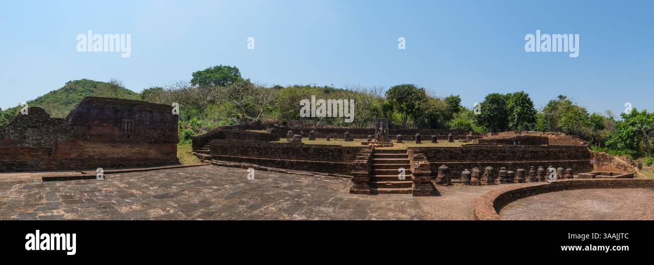 Sanctuaire principal sur le site archéologique d'Udayagiri. Udayagiri est composé de stupas et monastères majeurs. Banque D'Images Sanctuaire principal sur le site archéologique d'Udayagiri. Udayagiri est composé de stupas et monastères majeurs. Banque D'Images