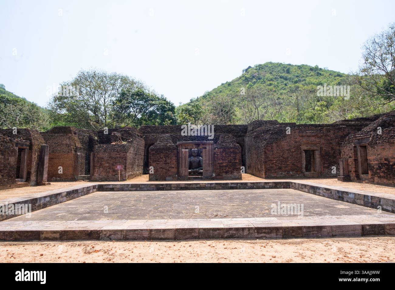 Cour du monastère no 2 sur le site archéologique d'Udayagiri. Udayagiri est composé de stupas et monastères majeurs. Banque D'Images Cour du monastère no 2 sur le site archéologique d'Udayagiri. Udayagiri est composé de stupas et monastères majeurs. Banque D'Images