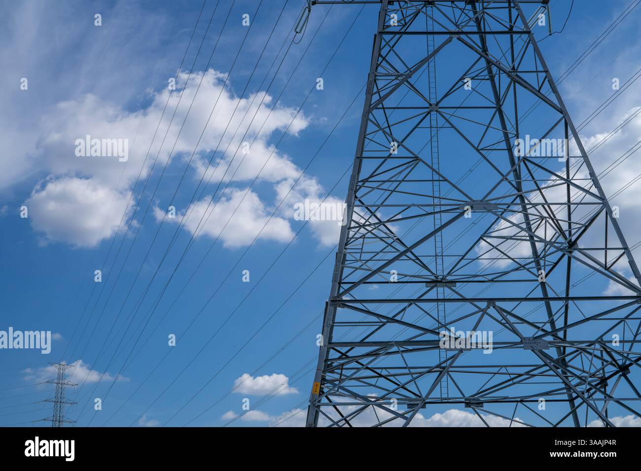 Tour de transmission électrique à haute tension avec lignes électriques contre le ciel, mettant en évidence l'approvisionnement en électricité, l'infrastructure industrielle, l'énergie Banque D'Images