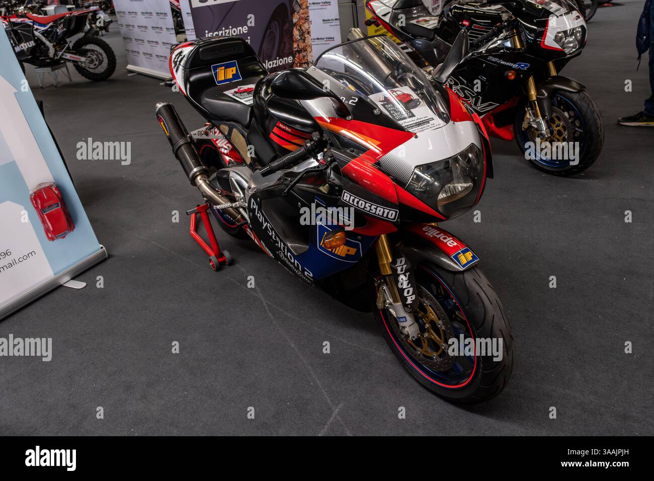 Modène, Italie : 2025 03 30 Motor Fest Expo Motorbike Noir et Rouge Aprilia RSV mille Moto Display. Photo de haute qualité Banque D'Images