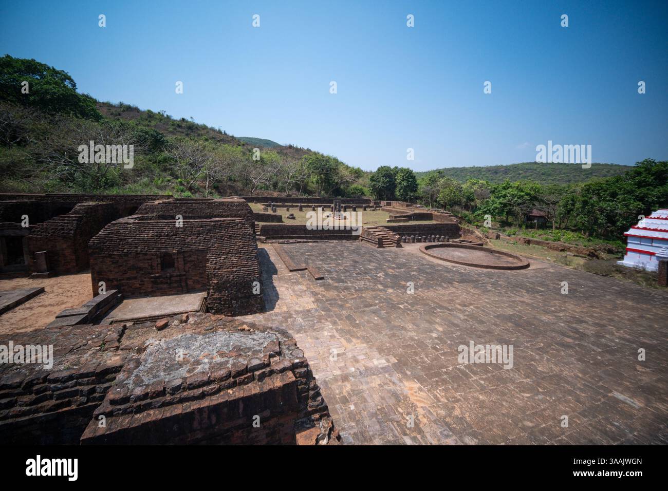 Cour du monastère no 2 sur le site archéologique d'Udayagiri. Udayagiri est composé de stupas et monastères majeurs. Banque D'Images Cour du monastère no 2 sur le site archéologique d'Udayagiri. Udayagiri est composé de stupas et monastères majeurs. Banque D'Images