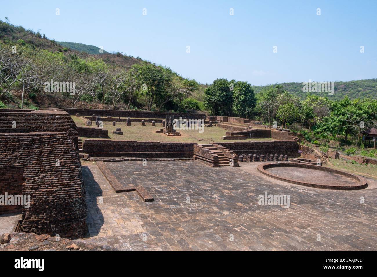 Cour du monastère no 2 sur le site archéologique d'Udayagiri. Udayagiri est composé de stupas et monastères majeurs. Banque D'Images Cour du monastère no 2 sur le site archéologique d'Udayagiri. Udayagiri est composé de stupas et monastères majeurs. Banque D'Images