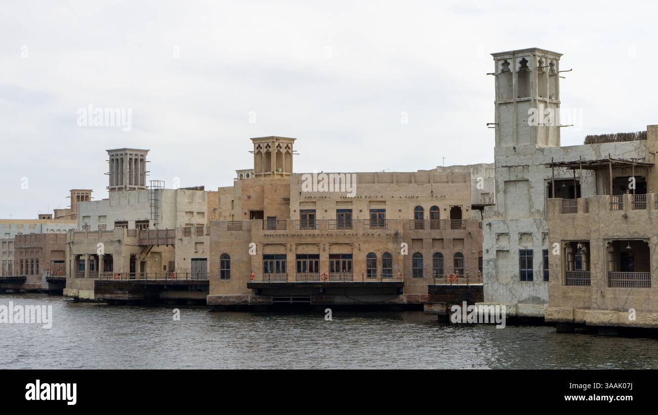 Rue de Dubaï vieille ville ou ville ou vieux village Al Seef Khor dans le quartier Al Fahidi, Émirats arabes Unis. Promenade au bord de l'eau le long de la rive de Dubaï Banque D'Images