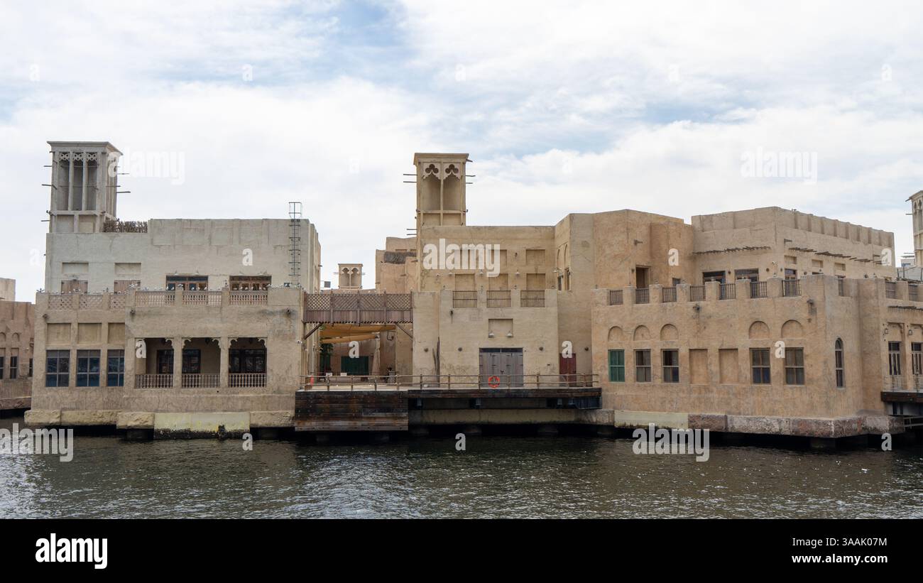 Rue de Dubaï vieille ville ou ville ou vieux village Al Seef Khor dans le quartier Al Fahidi, Émirats arabes Unis. Promenade au bord de l'eau le long de la rive de Dubaï Banque D'Images