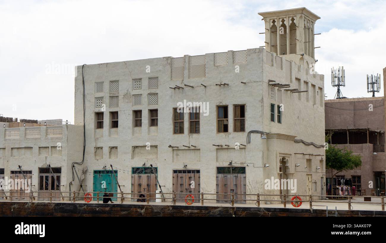 Rue de Dubaï vieille ville ou ville ou vieux village Al Seef Khor dans le quartier Al Fahidi, Émirats arabes Unis. Promenade au bord de l'eau le long de la rive de Dubaï Banque D'Images