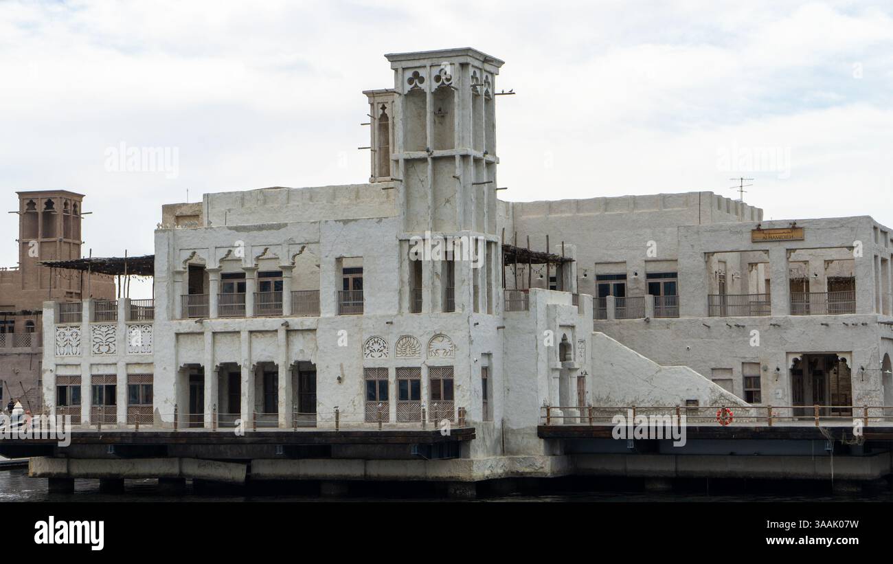 Rue de Dubaï vieille ville ou ville ou vieux village Al Seef Khor dans le quartier Al Fahidi, Émirats arabes Unis. Promenade au bord de l'eau le long de la rive de Dubaï Banque D'Images